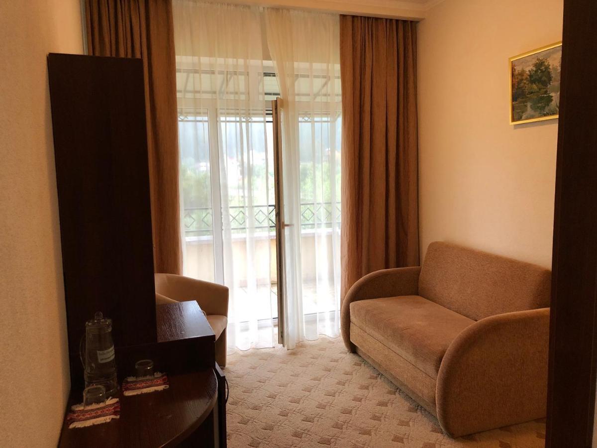 Gerdan Hotel Jaremče Esterno foto
